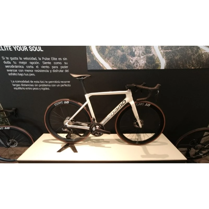 Bici Da Corsa MEGAMO PULSE ELITE 01 SH12 Disk Carbonio Shimano DURACE Di2 12v Powermeter + Ruote Carbon 8 Bici Da Corsa MEGAMO PULSE ELITE 01 SH12 Disk Carbonio Shimano DURACE Di2 12v Powermeter + Ruote Carbon - immagine 6