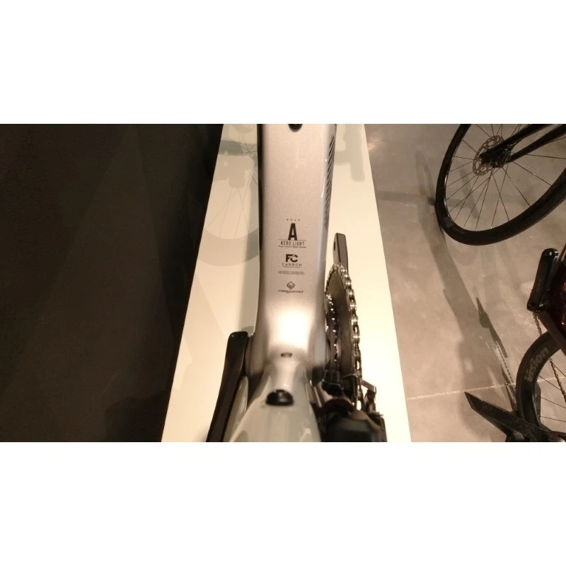 Bici Da Corsa MEGAMO PULSE ELITE 01 SH12 Disk Carbonio Shimano DURACE Di2 12v Powermeter + Ruote Carbon 12 Bici Da Corsa MEGAMO PULSE ELITE 01 SH12 Disk Carbonio Shimano DURACE Di2 12v Powermeter + Ruote Carbon - immagine 10